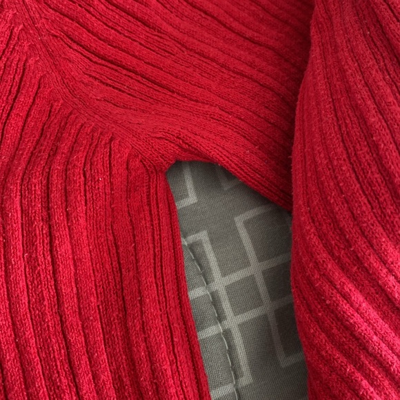 Jubilee red hoodie ribbed v-neck buttoned sweater - Picture 9 of 17